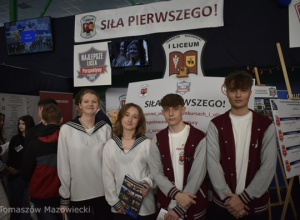 Członkowie Drużyny Wodnej LMiR promują I LO