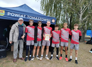 Drużyna chłopców z awansem do wojewódzkiego finału w przełajach