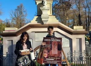 Uczniowie I LO zaangażowali się w XXVIII Kwestę Cmentarną, aby ratować Groby Zasłużonych Tomaszowian