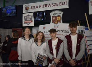 Członkowie Drużyny Wodnej LMiR promują I LO