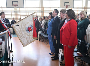 „OSTATNI DZWONEK” – pożegnanie klas IV