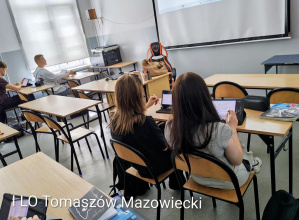 Język niemiecki z tabletem w ręku