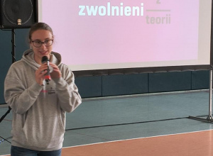 ZWOLNIENI Z TEORII