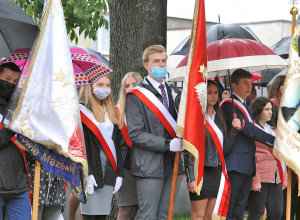 CZEŚĆ I CHWAŁA BOHATEROM